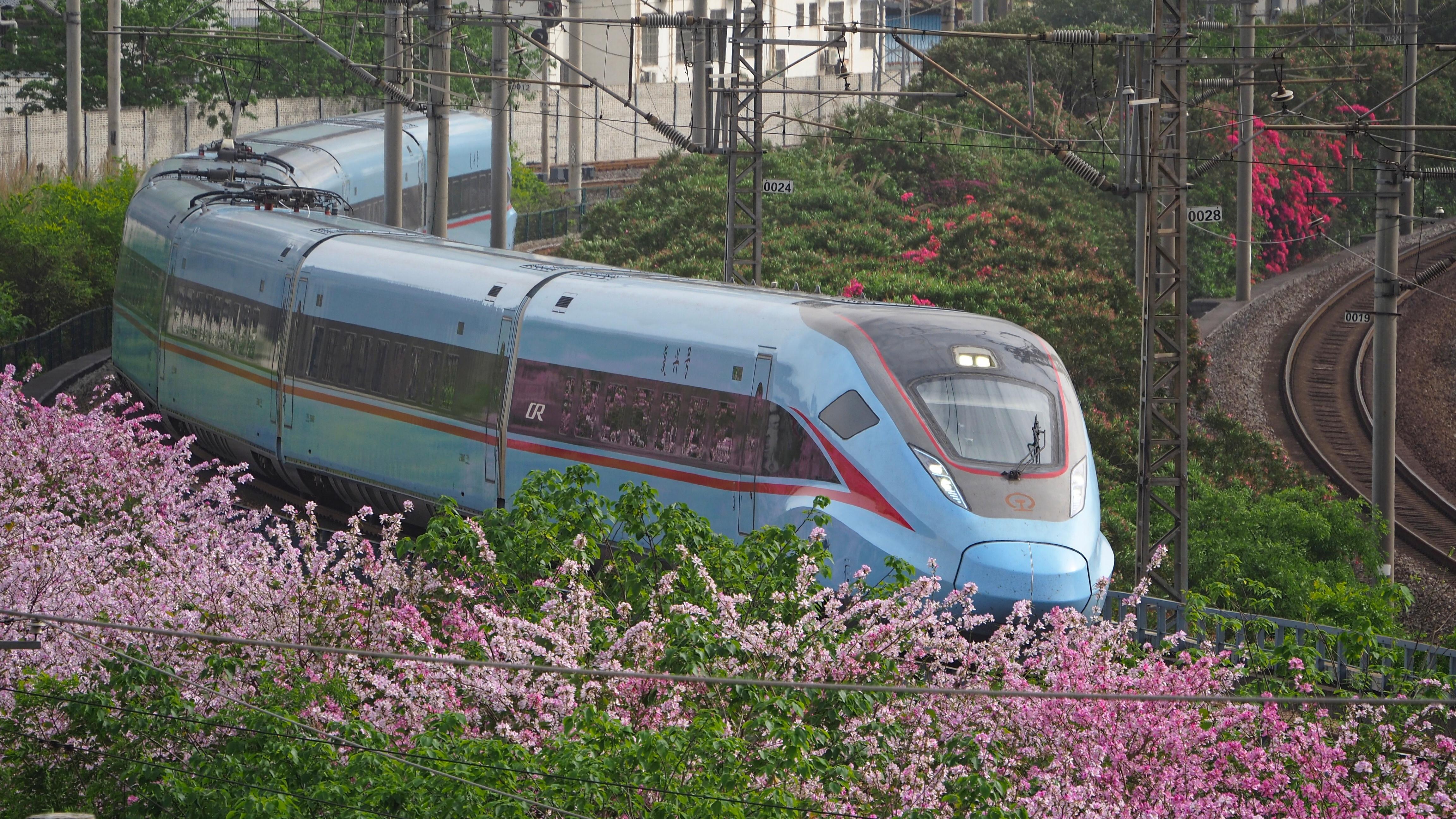 2025年度大国重器影像盘点高铁不仅是连接两个城市的纽带，更是承载着我们无数情感