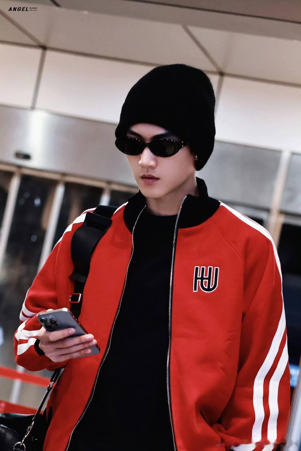 周柯宇红色夹克  周柯宇冷帽搭墨镜 周柯宇好适合红色啊，帅帅的[送花花][送花花