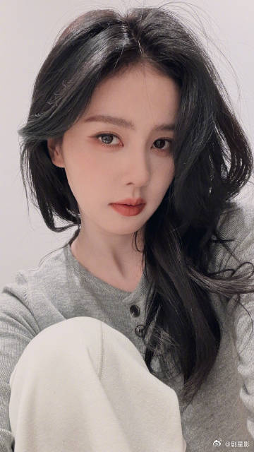 白鹿头发又染回来了，从之前的粉紫色的发色染回了黑色呀，不过我们的白鹿真的是一款报