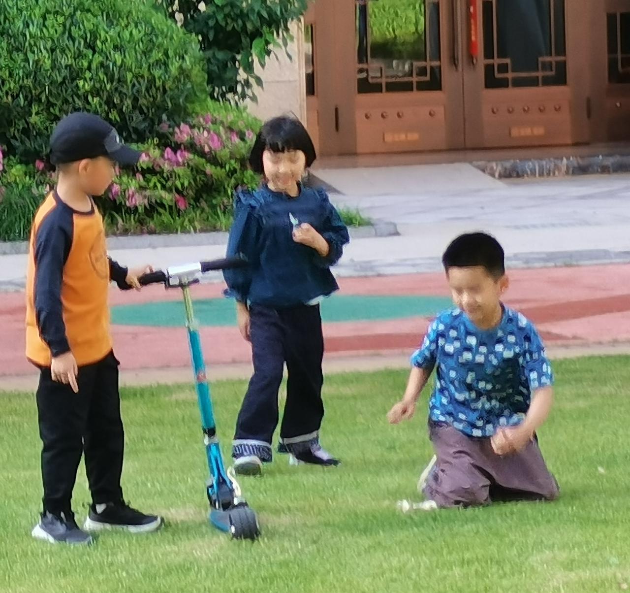 晒图笔记大赛幸福的时光，快乐的童年。（摄于小区）