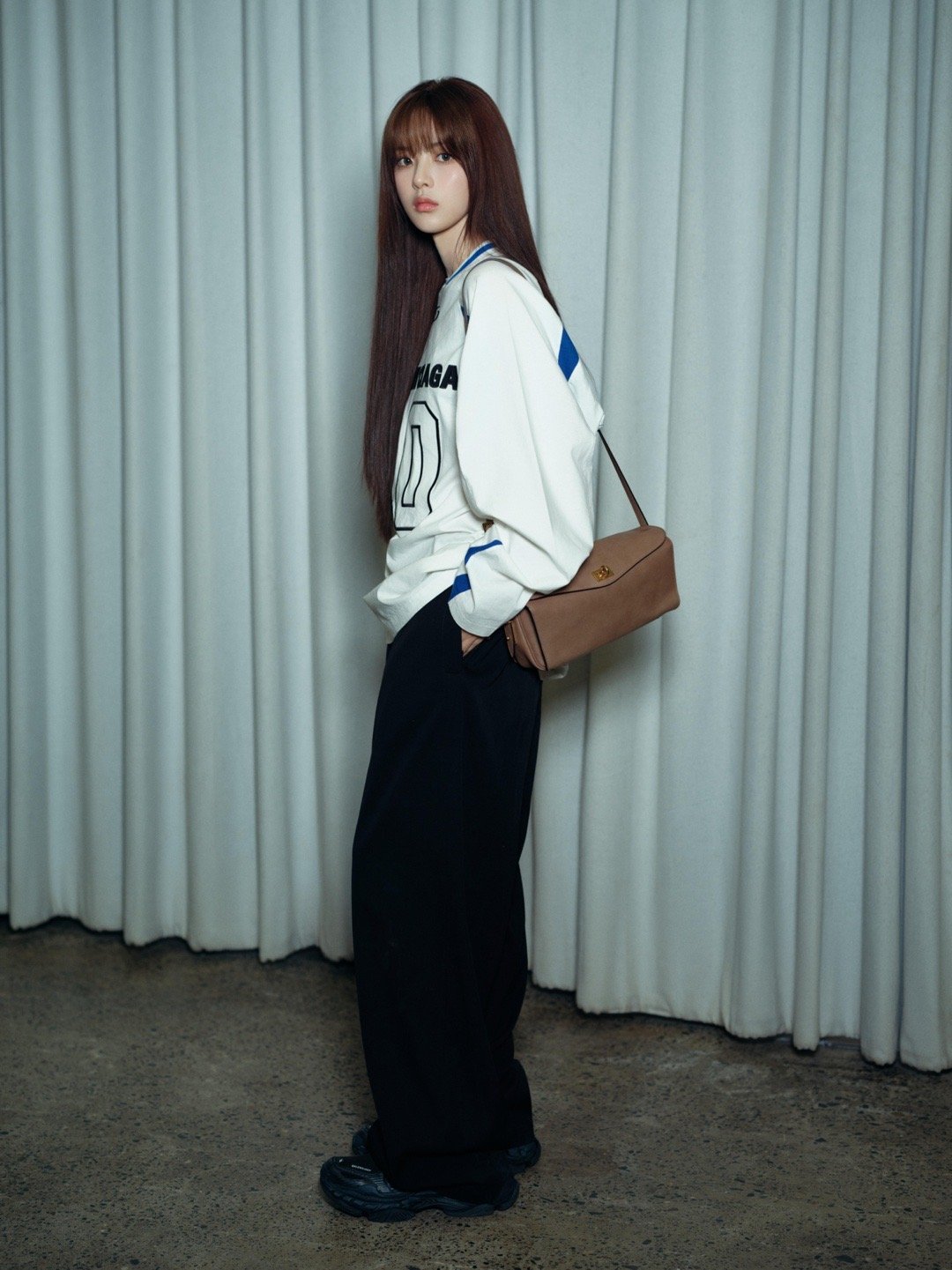 杨超越出发巴黎时装周，好酷的一身造型！杨超越的巴黎世家穿搭每次都能给人眼前一亮的