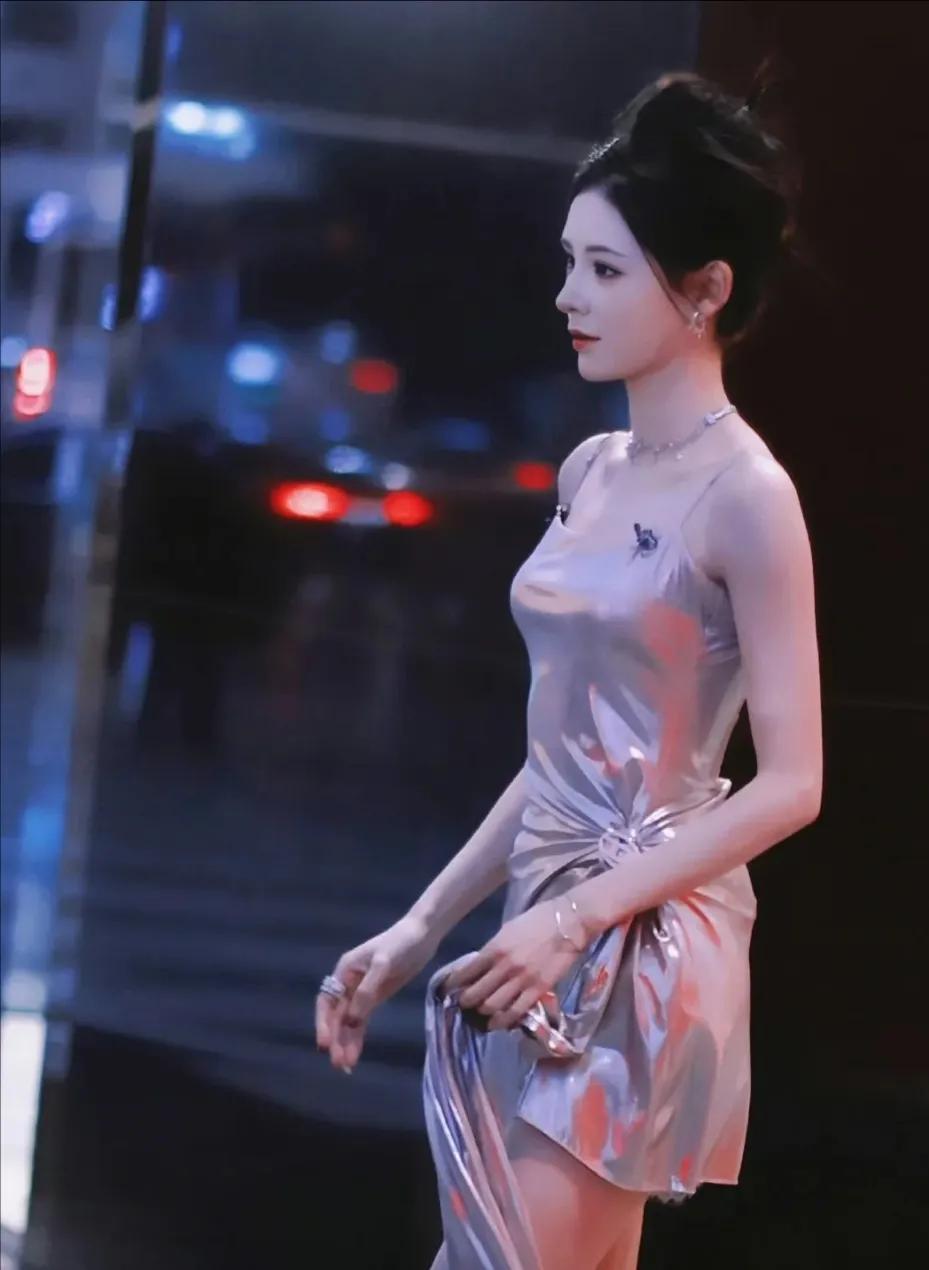 张予曦浪姐综艺节目上班路透，她真的好美啊！人间芭比似的，五官好精致立体棱角分明又