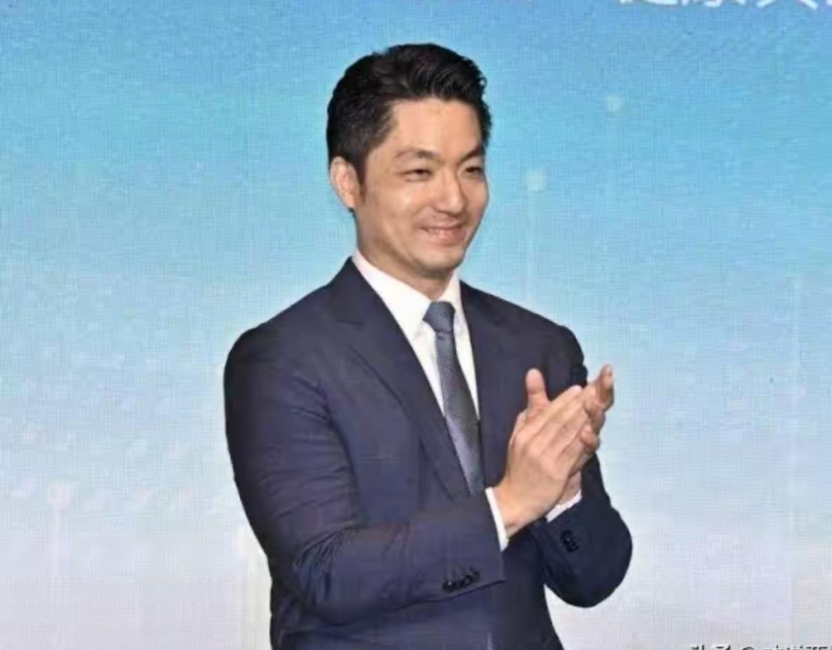 岛内政治人物好感度调查蒋万安力克群雄，独占鳌头。
        台湾《美丽岛电