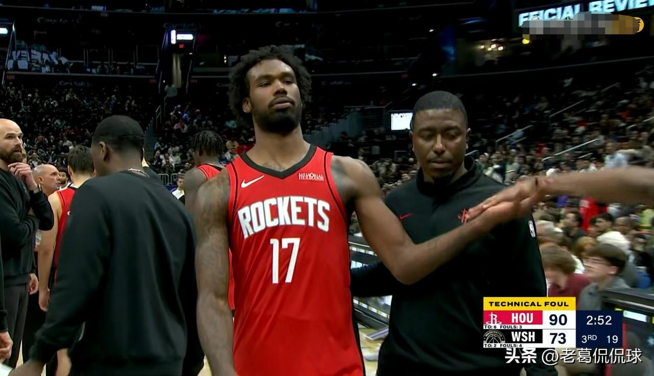 火箭大将伊森真是吵架上瘾了！在今天火箭客场挑战奇才的比赛中，当时比赛进行到了第三