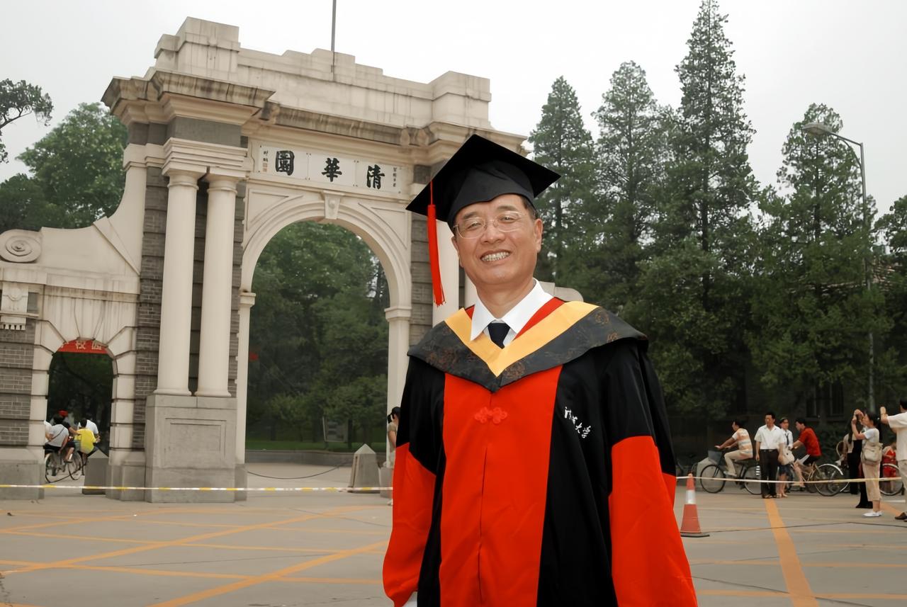 他曾以数学、物理满分，化学仅扣一分的优异成绩拿下当年河北省理科第一名的头衔，成为