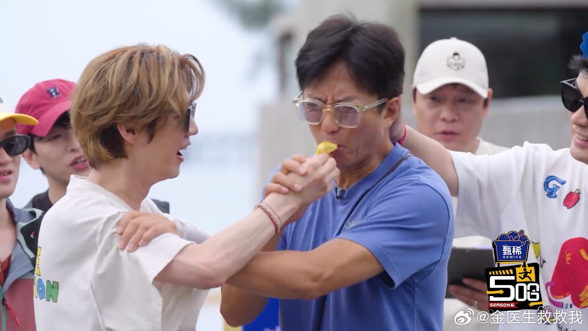 鹿晗给邓超撒饭鹿晗五哈导演哈哈哈哈哈谁被鹿晗的生日特权笑疯了！妥妥新晋五哈导演上
