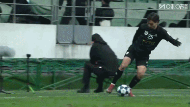 北京国安和麦克阿瑟这场亚冠比赛，感觉两支球队不像是在踢足球，更像是打架场上多了个