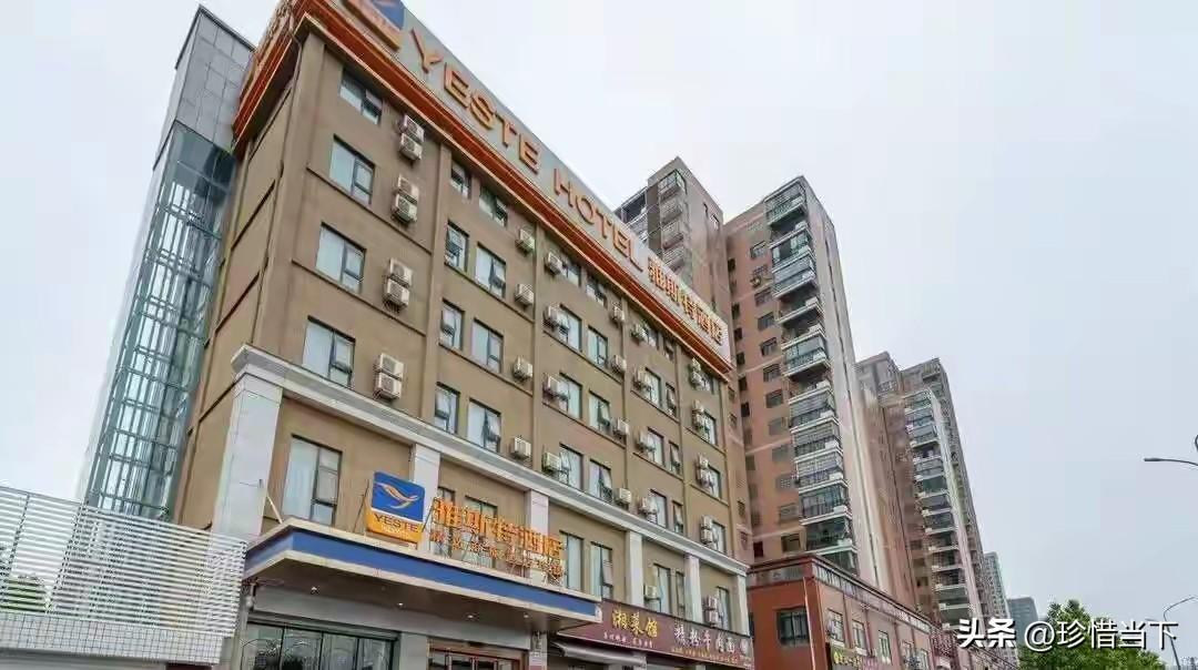 雅斯特酒店回应房客发病送药不及时死亡：送药者未告知病情，隐私考虑未查看药品
 