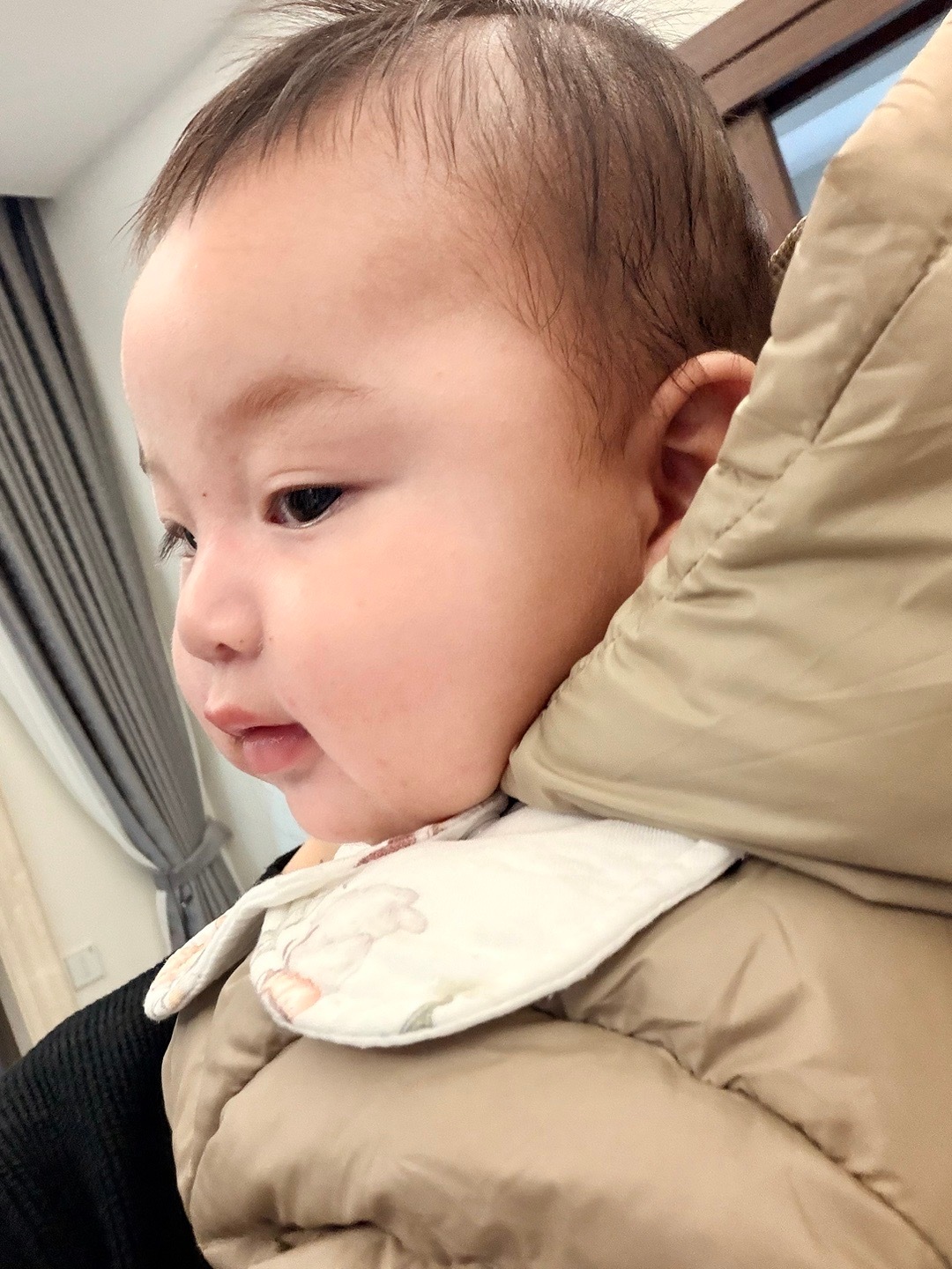 哥哥今天打疫苗 顺便给弟弟称了体重四个月20天  19斤了难怪抱着怪费劲的 