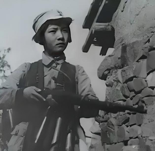 1939年，平江，准备去如厕的女战士徐敏，突然被一壮汉抱到了床榻上，对方捂住了她
