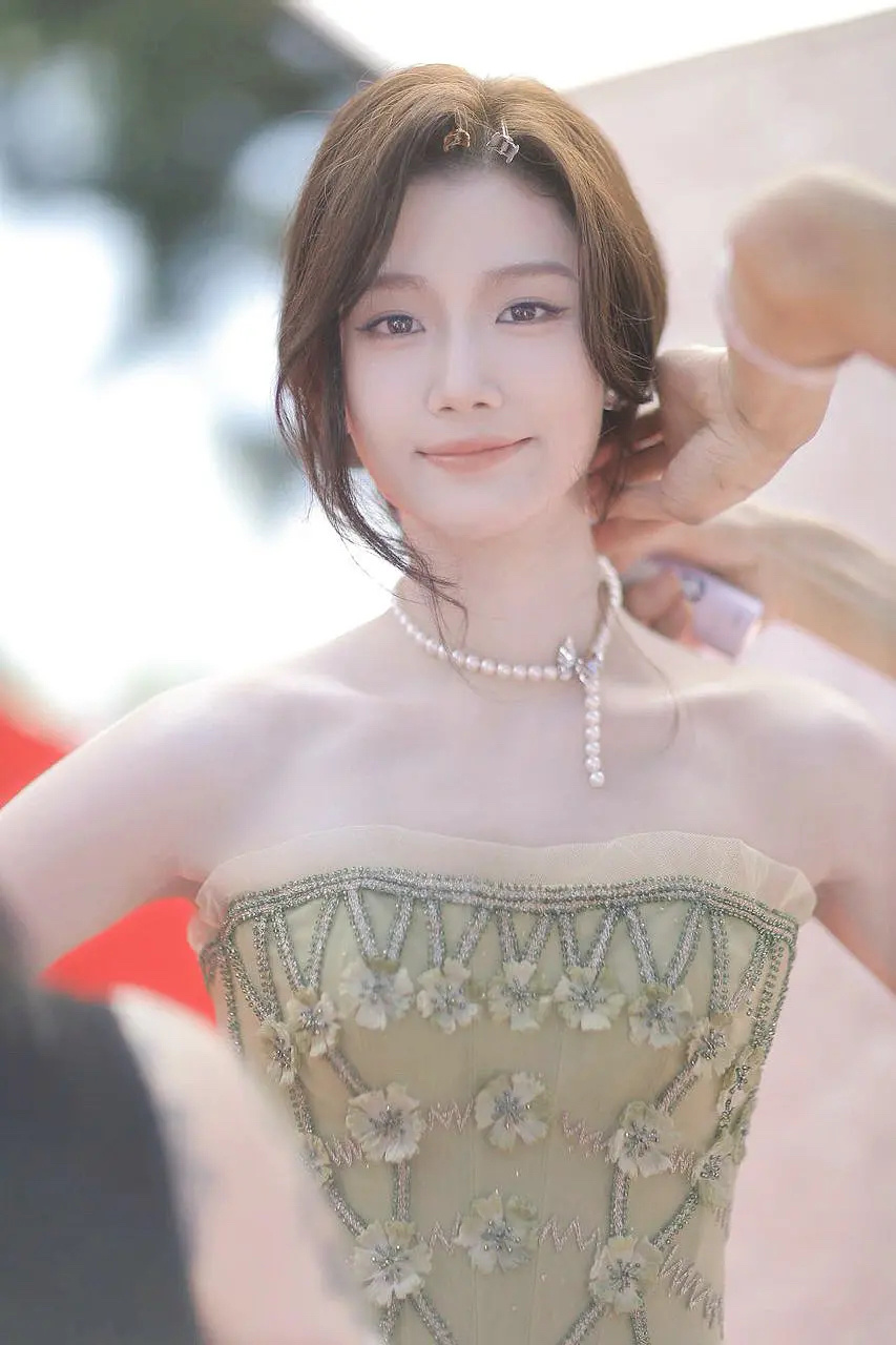 卢昱晓好适合这个妆，好温柔的气质 ​​​