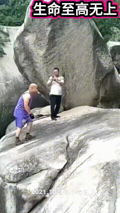 下次不敢了……
当时如果有人劝，可能会遭白眼，说你多管闲事！
看热闹的也是不嫌事