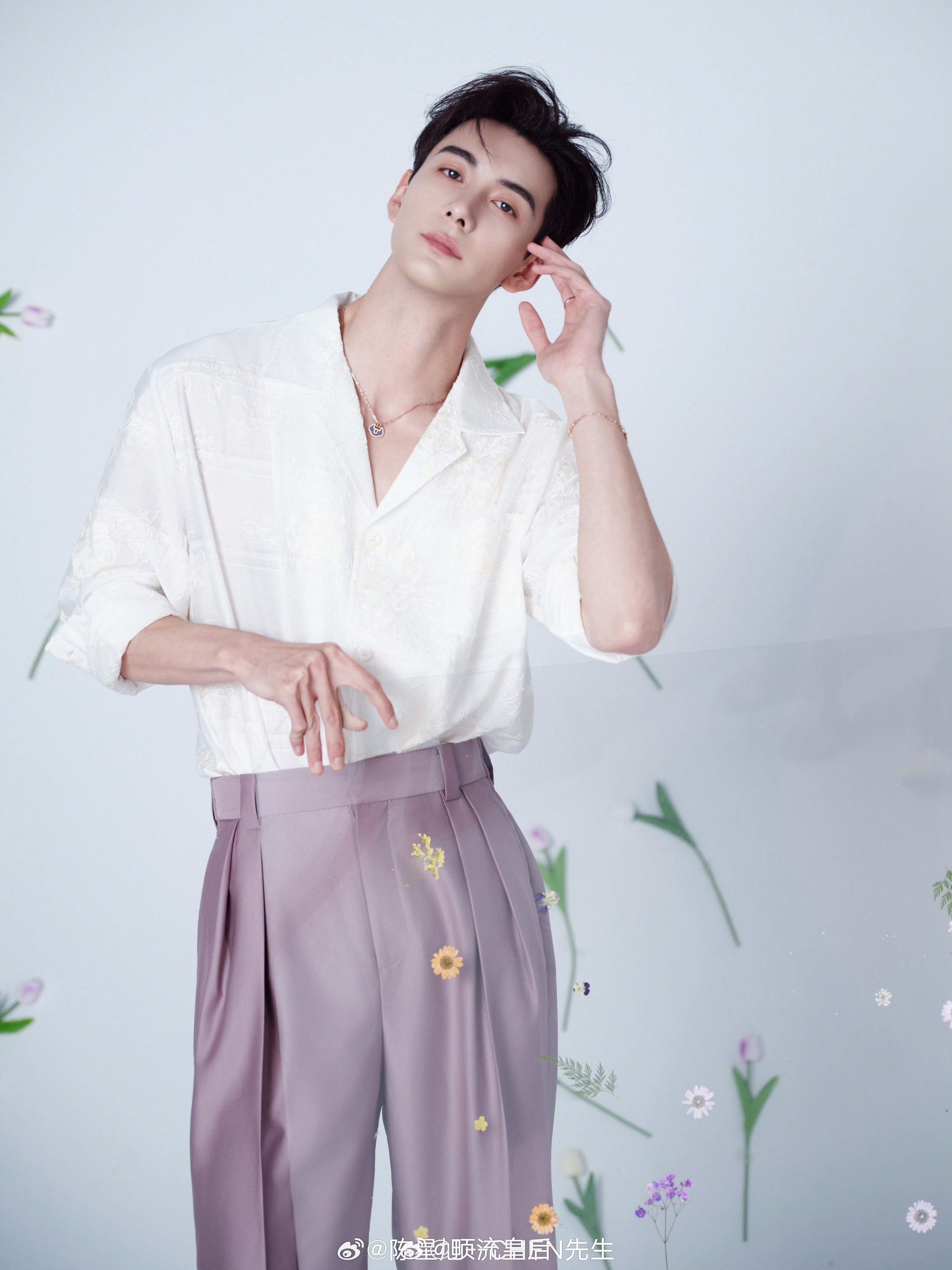 陈星旭直播造型前瞻，好有春天的气息，春暖花开，清新干净。帅哥多营业多露面呀。 