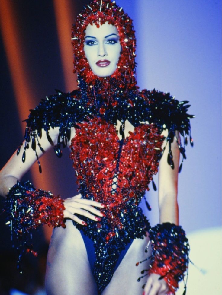 模特Yasmeen Ghauri在Mugler 1992秋冬高定秀时尚头排客