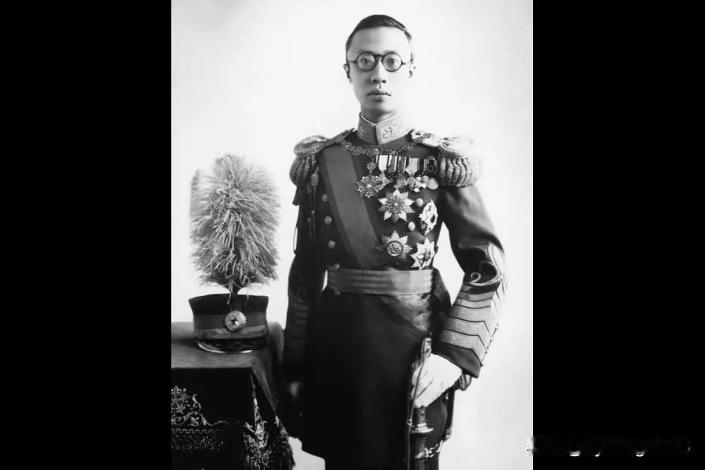 俄媒报道——暮色钟声：定格日落时刻

1945年8月19日，中国奉天（沈阳）机场