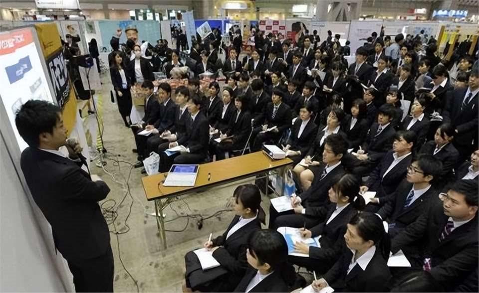 日本现在找工作太简单了，员工都可以挑老板了。求职学生12.1万人，企业岗位49.
