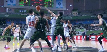 给机会也不中用！今晚同曦男篮对阵新疆男篮的比赛最后时刻上演离奇一幕：终场前38秒