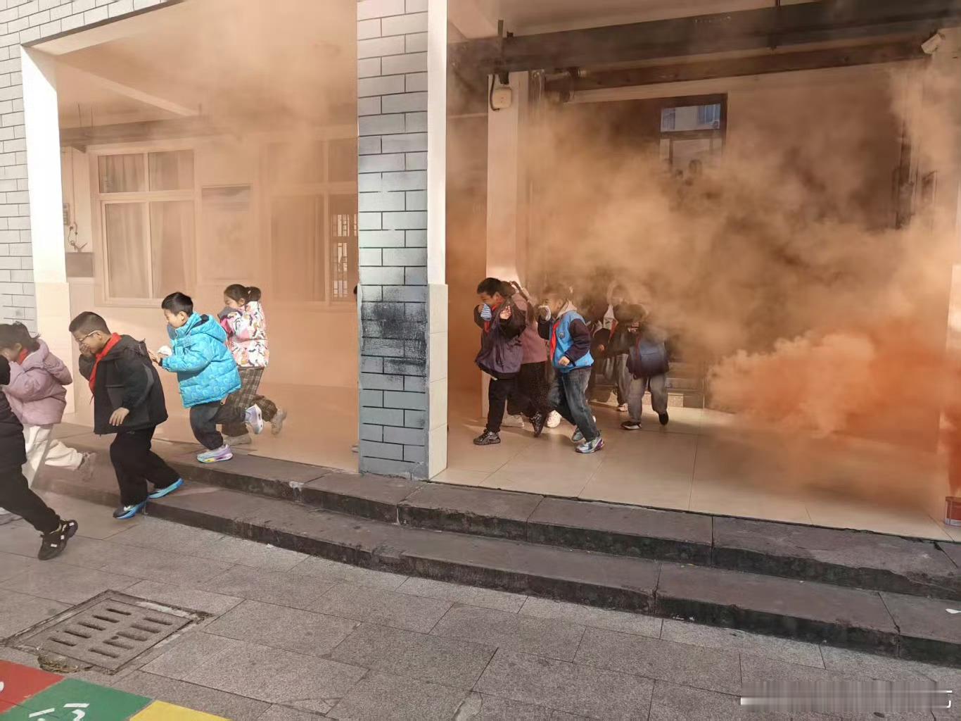 台州三门校园演练播撒安全希望种子三门六敖小学消防演练超高效！两分四十秒全员安全撤