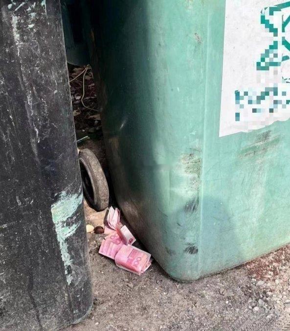 下楼丢垃圾，突然看见旁边有几张百元大钞，能捡吗？ 