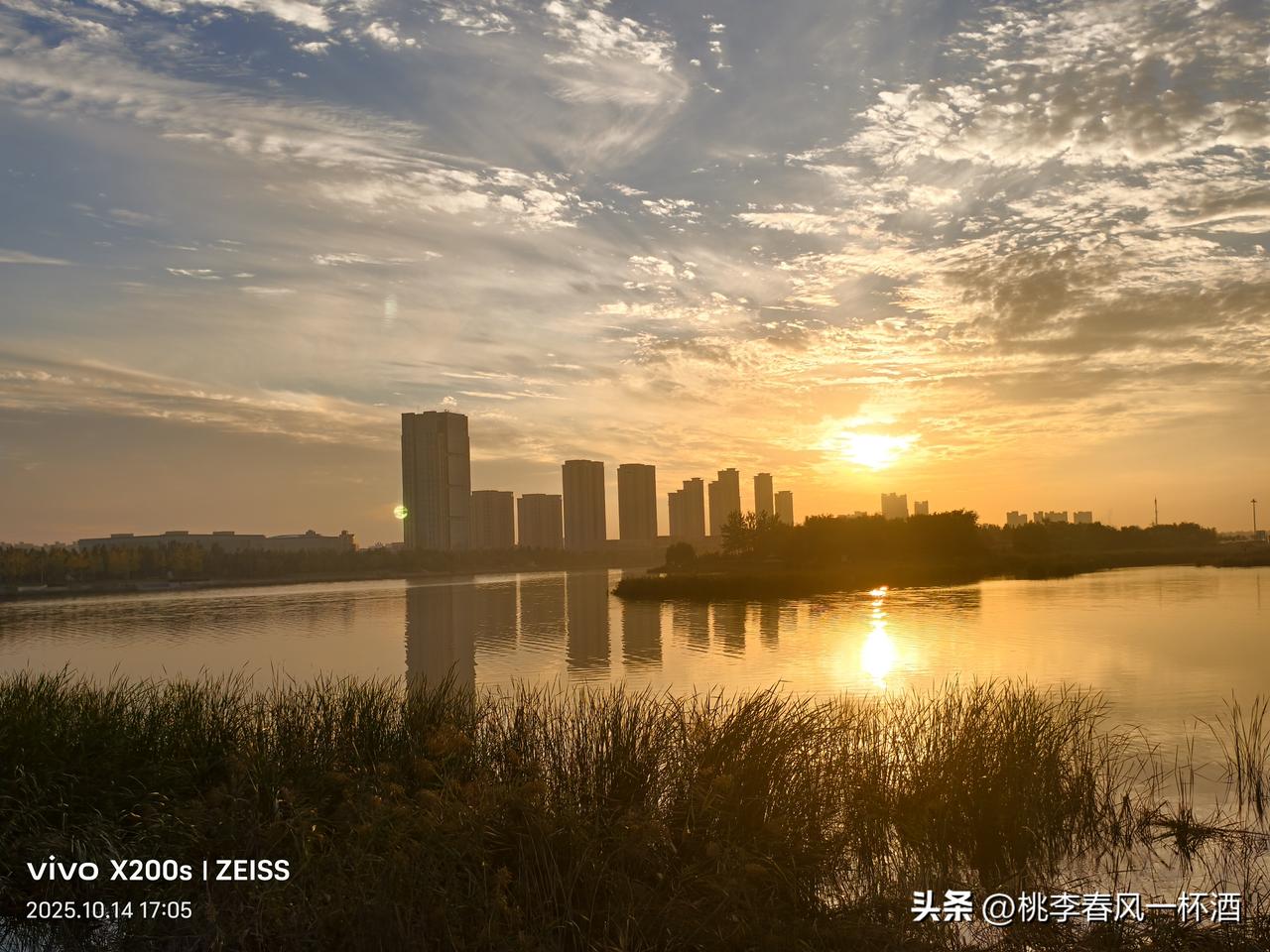 分享一张相册里随手拍的天空东营的天空就是这么瑰丽多彩。