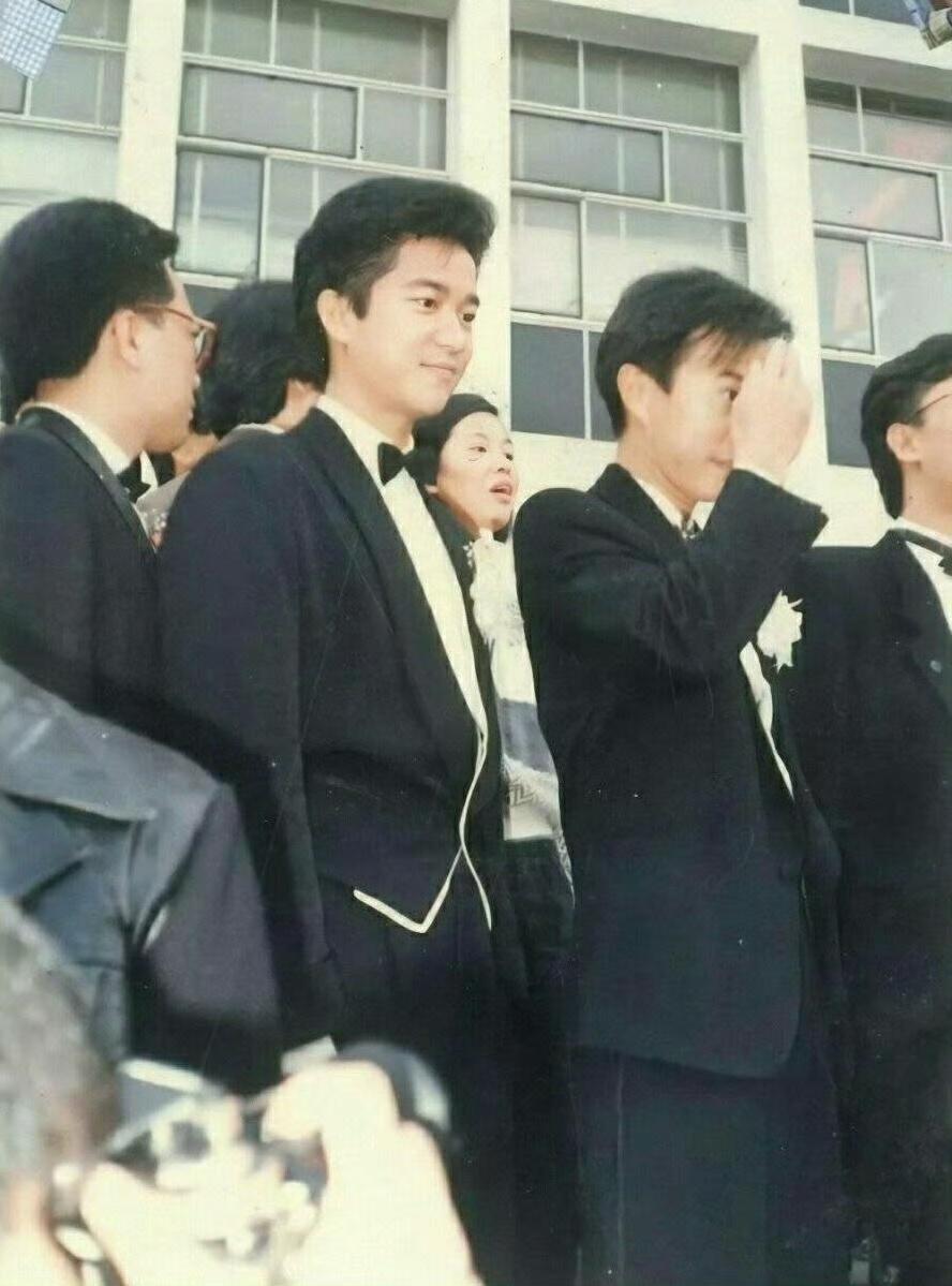 陈百强当伴郎，一张罕见的留影，这张照片拍摄于1986年1月4日，地点在香港，是电