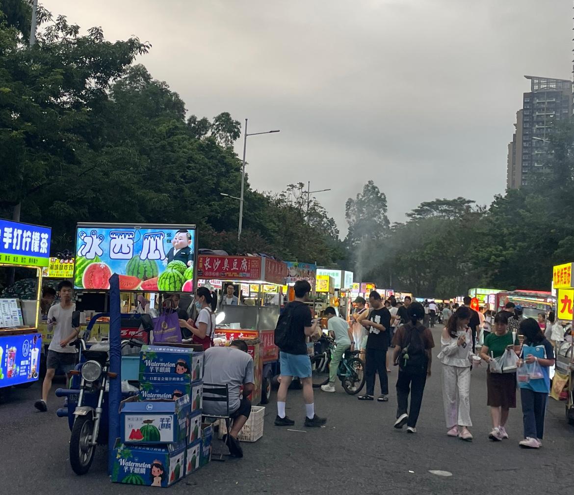 这里太有烟火气了！
深圳的地摊经济复活了…
深圳不愧是一线最有活力的城市～
有高