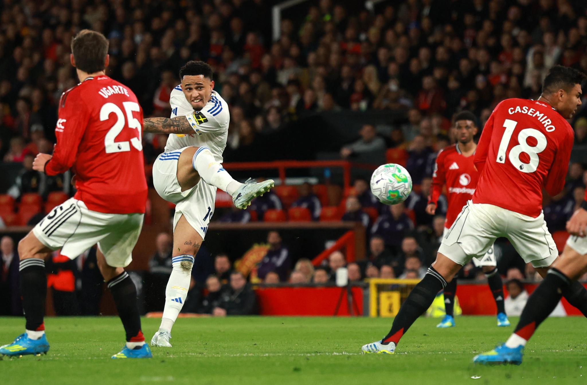 1-2！谢什科错失多次破门良机，卡塞米罗进球难挽败局，10人曼联主场爆冷负于利兹