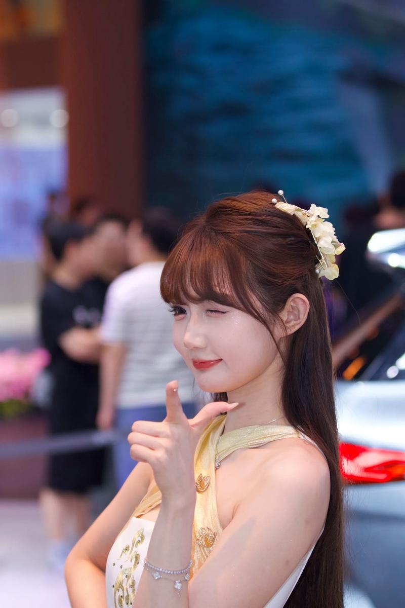 你最喜欢的女神是谁？我觉得车模小熊是当今世上最美的女孩子。