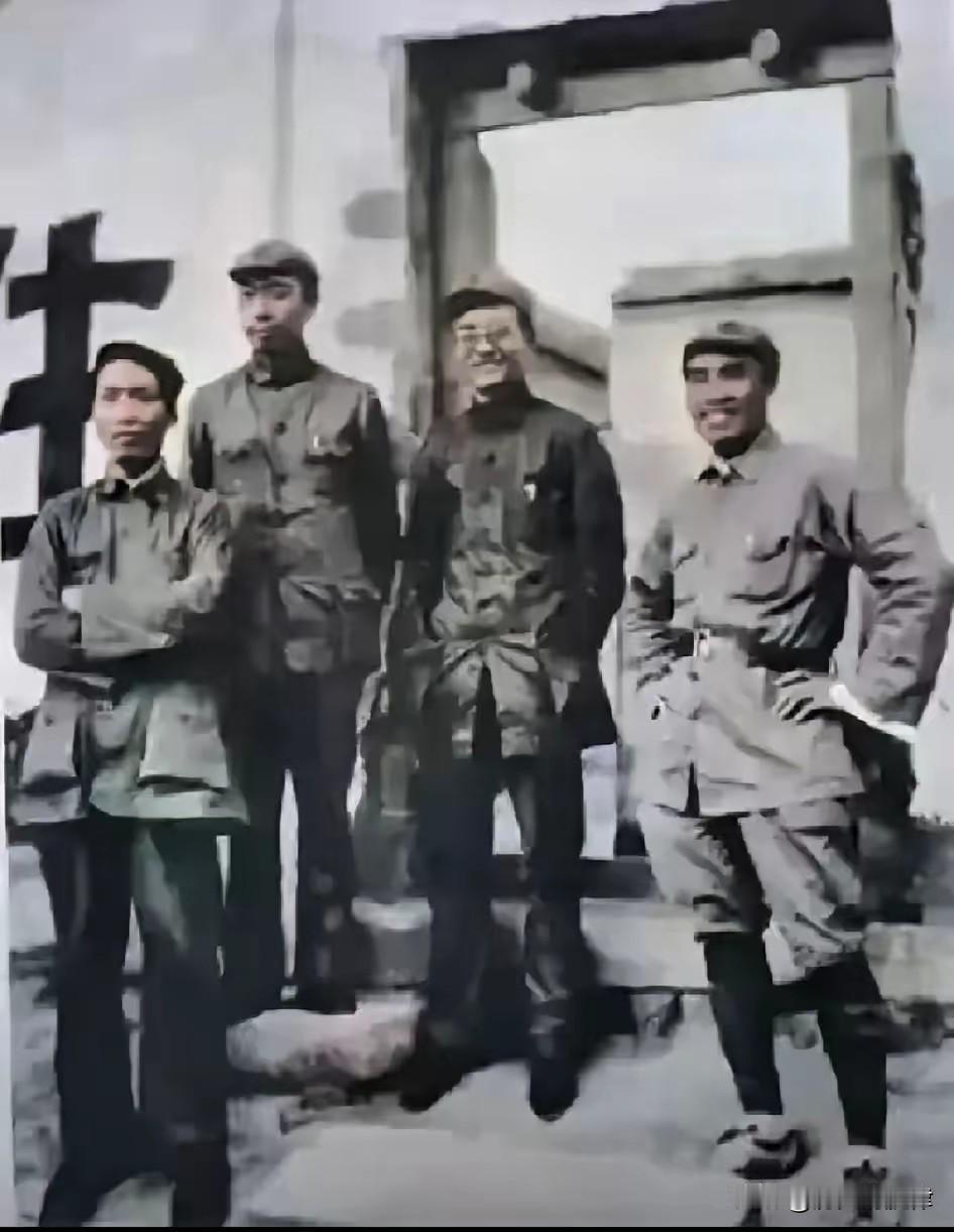 1936年长征落幕的经典合影：四人衣衫破烂、满身补丁，笑容却震撼百年中国
 
1