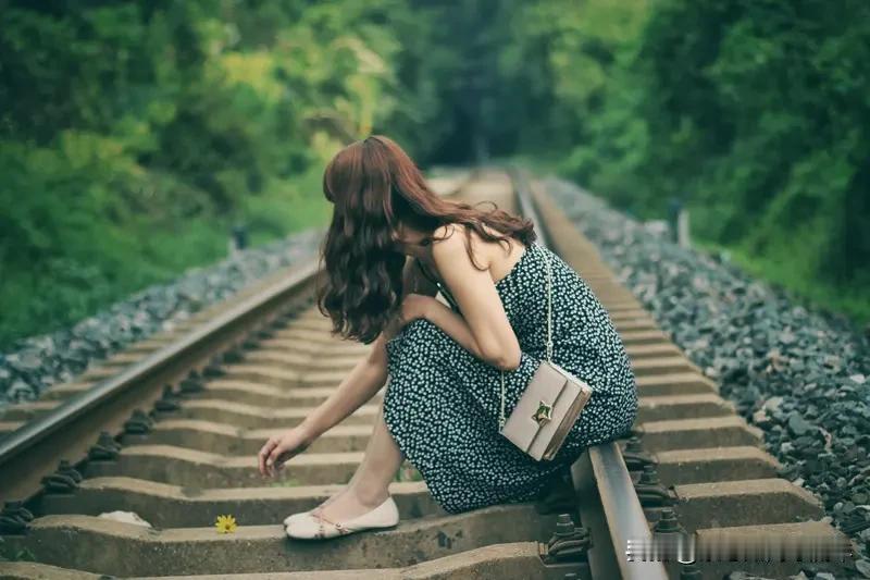 人生最大的痛苦，是在不懂事的年纪，做错了选择，在懂事的年纪，独自舔舐伤口。人生最