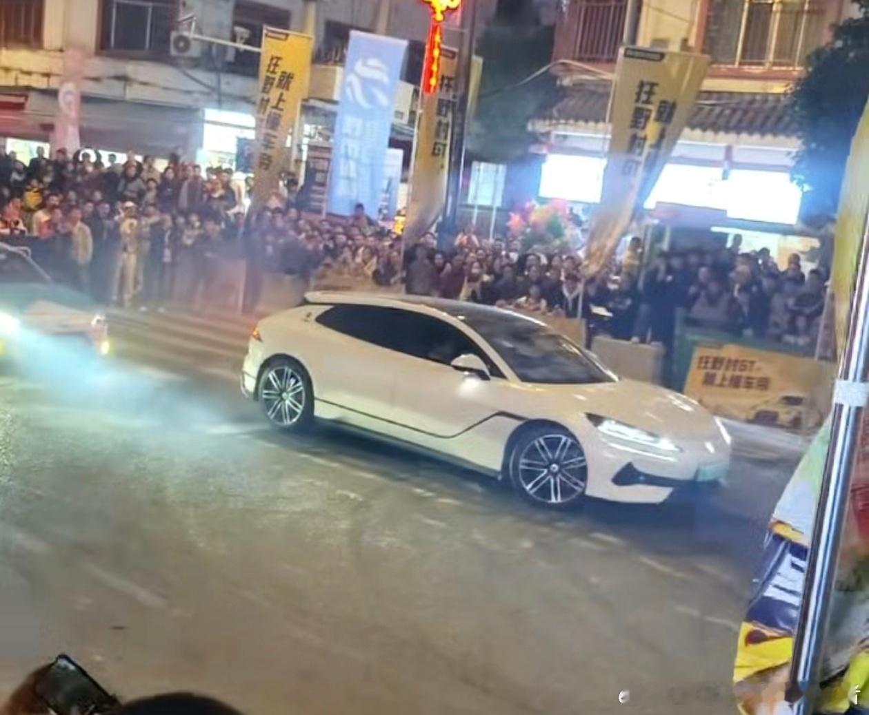 刚看了腾势Z9 GT的漂移，电控的魅力体现的淋漓尽致。尤其是最后摆正的那个情况，