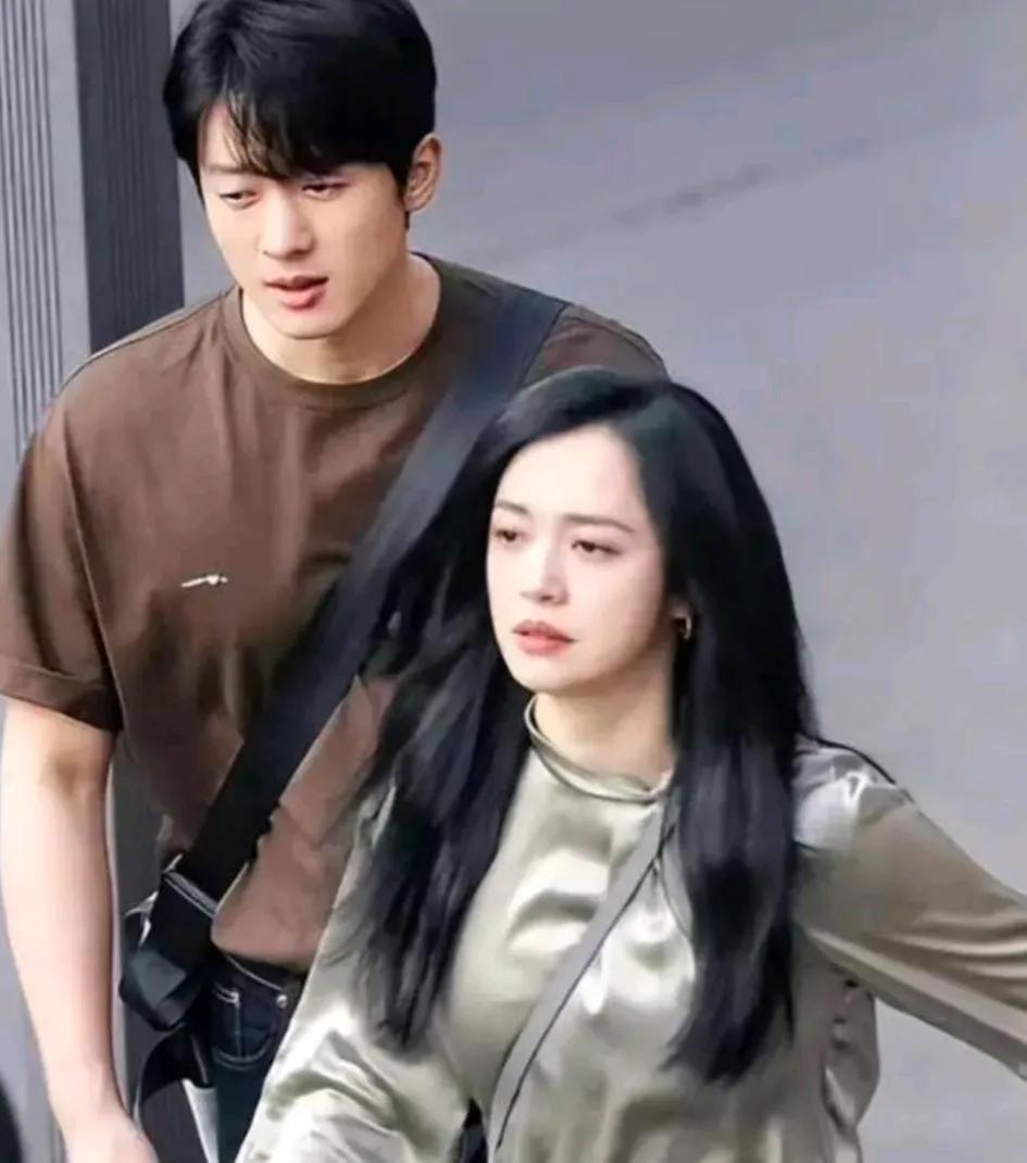 这个男的很帅啊

怪不得前段公布离婚呢

跟他的这个前夫好像啊

这个男的是谁啊