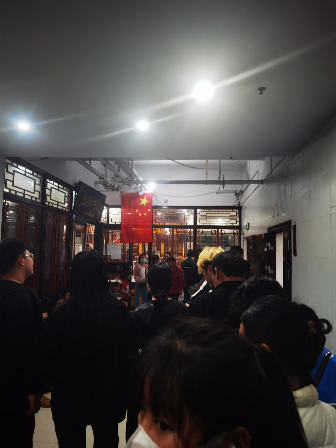 排队一上午还有这么多人？
看个医生都这么难？
真希望所有的医院都关门大吉。
一早