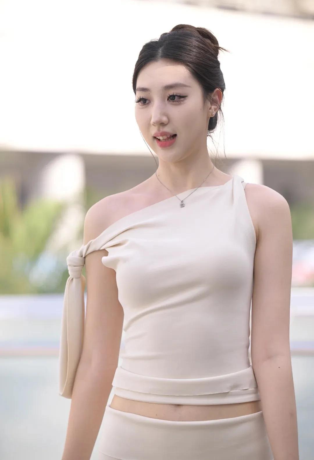 夏日清新穿搭，米色露肩上衣搭配高腰裤，轻松自在。女人怎样穿搭，更显气质 瑜伽裤，