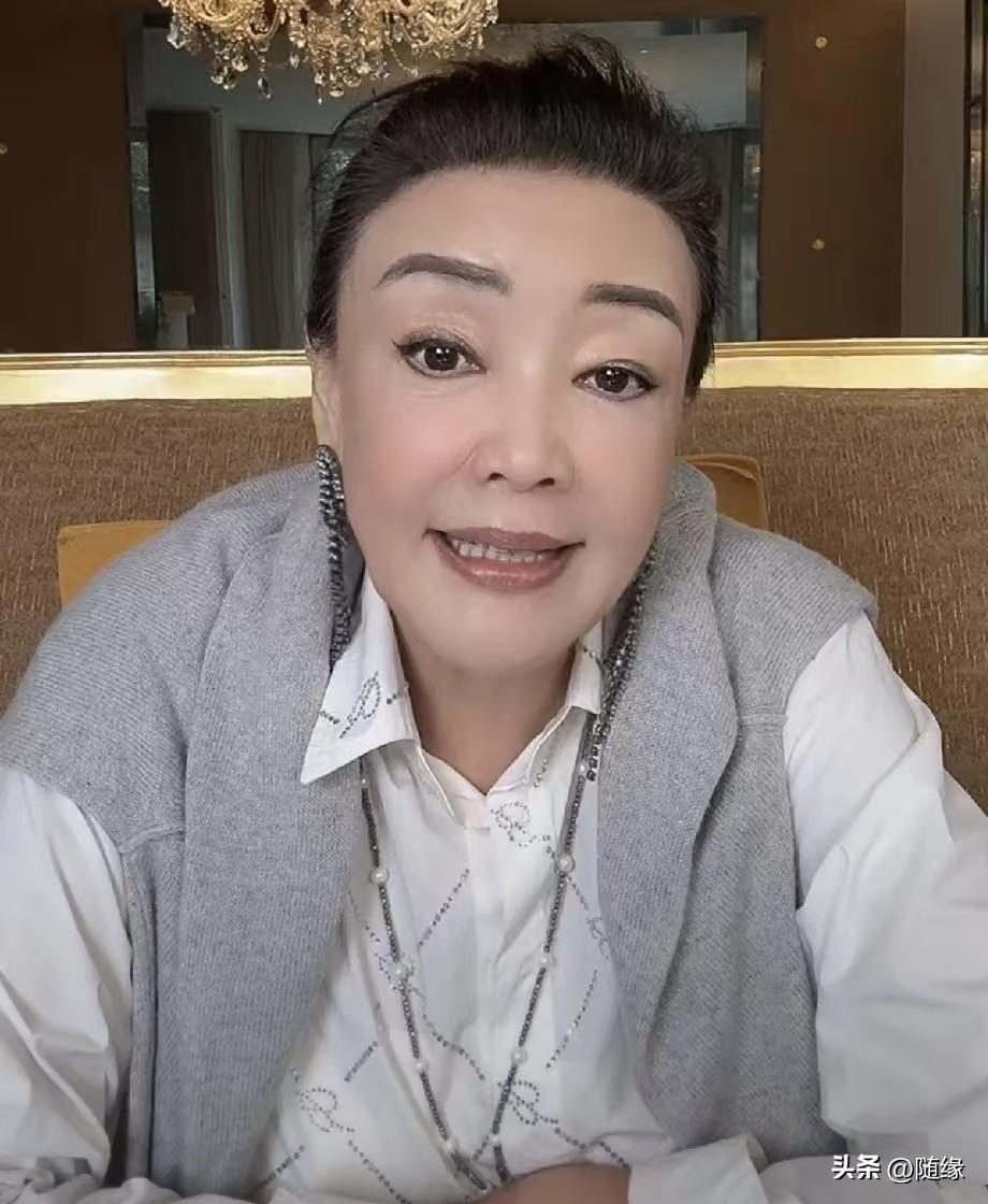 兰姐今天直播
不提孙子孙女，提起儿子小菲，她说自己把小菲培养的很好，只不过性格比