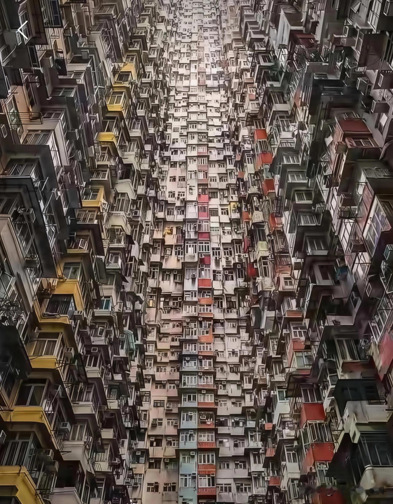 用你现有的楼房换一套香港鸽子楼，你愿意吗？今天看到那拥挤不堪的香港鸽子楼，感觉实