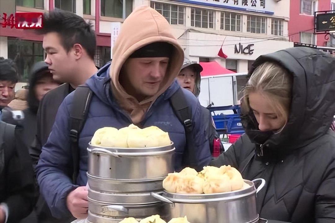 中俄互免签证之后，东北早市彻底“沦陷”，上演现代“乐不思蜀”。
 
随着这一政策