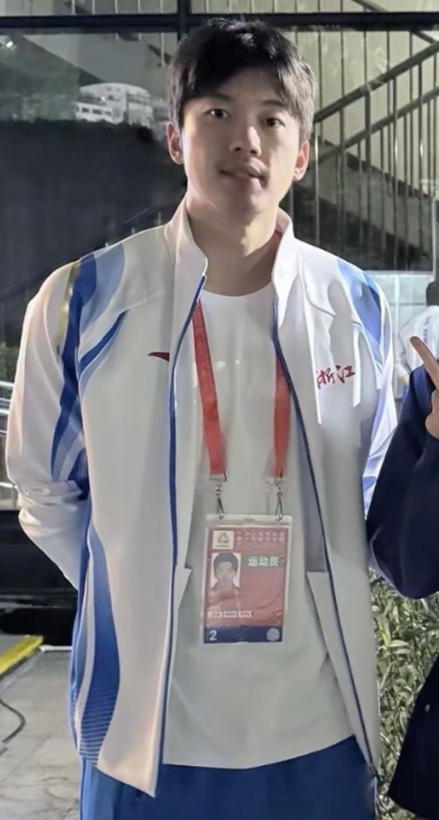 我觉得挂着这张证件照兔儿可萌了吧[捂嘴哭][捂嘴哭] ​​​