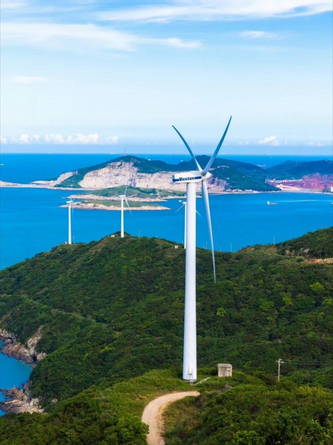 衢山岛四面环海，进出靠轮渡，岛上只有一条人民路算“CBD”，红绿灯也就一台。在这