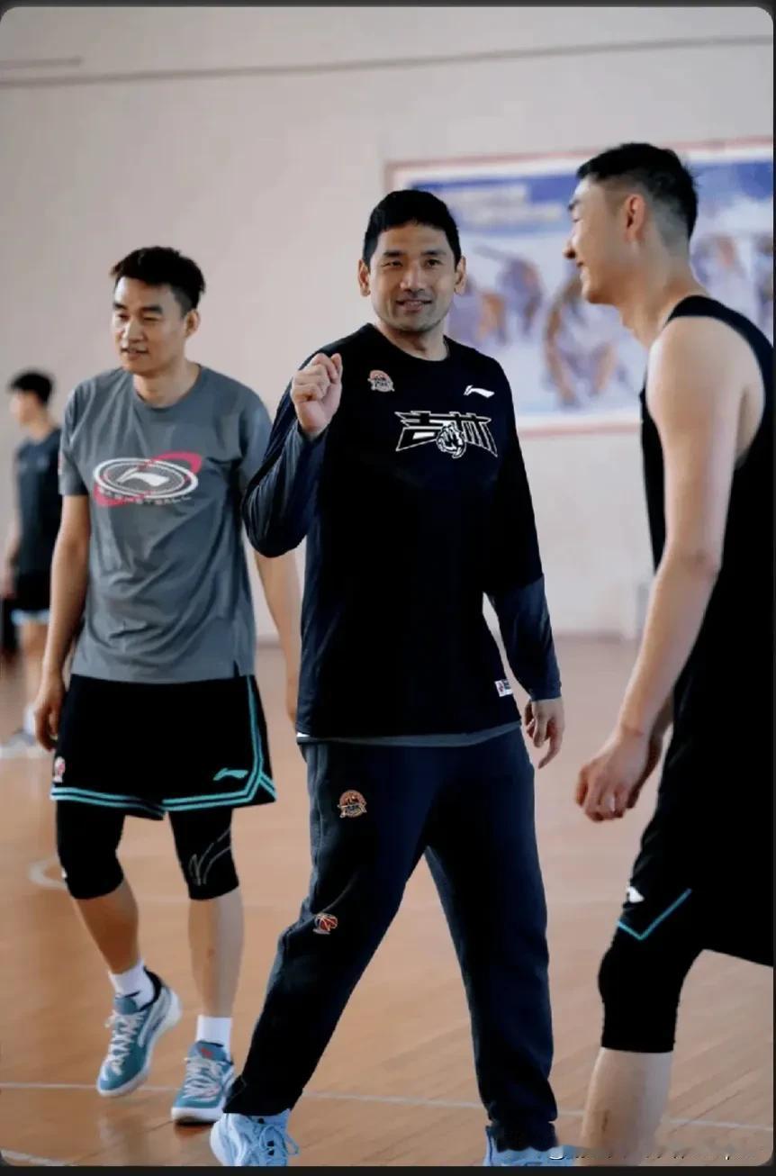孙军不做亏本买卖，扶正钟诚担任吉林男篮主帅，受益最大却是辽宁队！“辽吉黑”一家亲