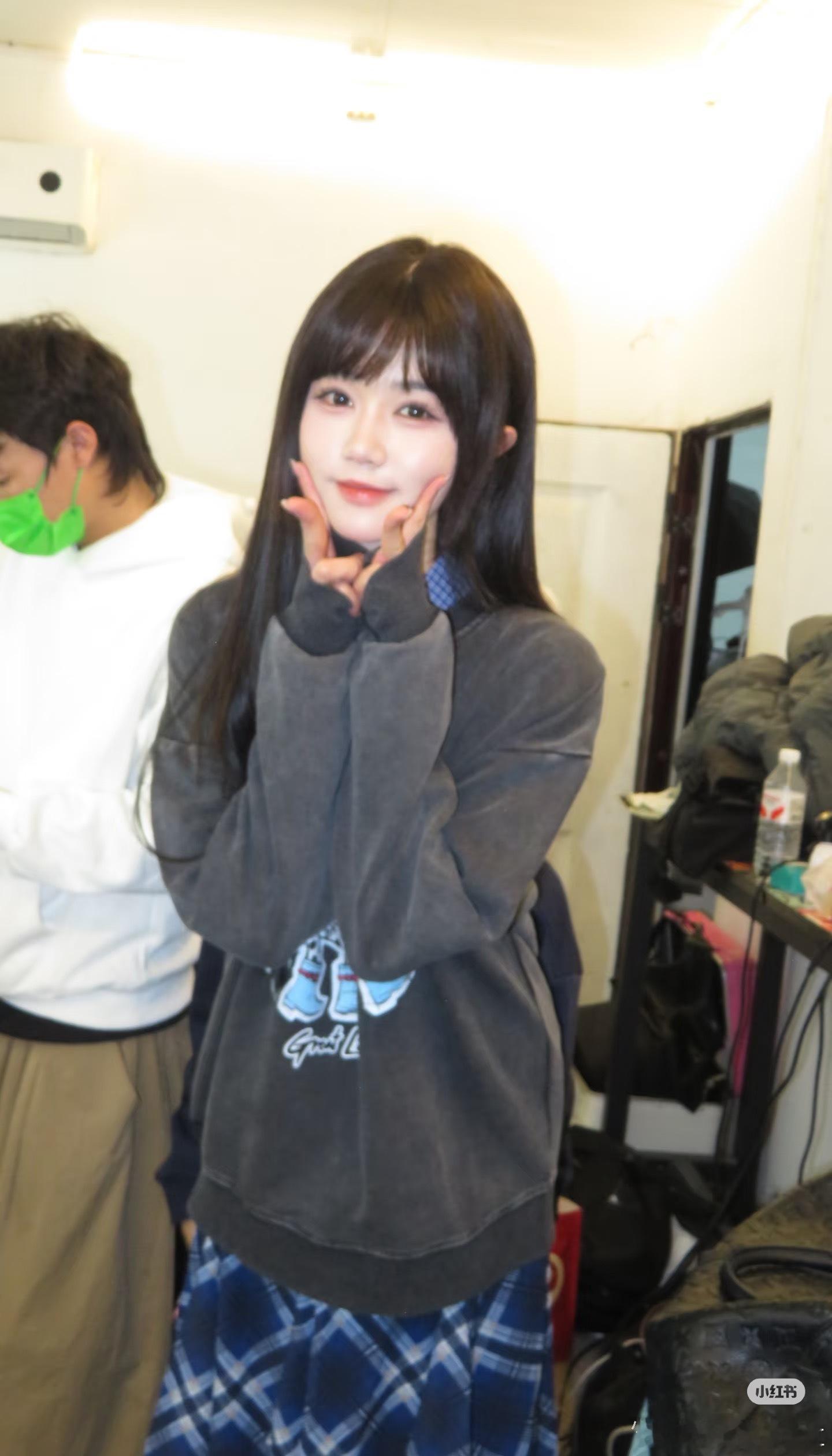 岳雨婷、张庭睿、邵巍新戏《这个家我罩了》定妆花絮照短剧