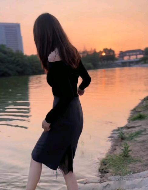 洋洋高锐，她回来了、吗◎站着望着……有人说色动人心◎其实……哪美犹如……盛夏的荷