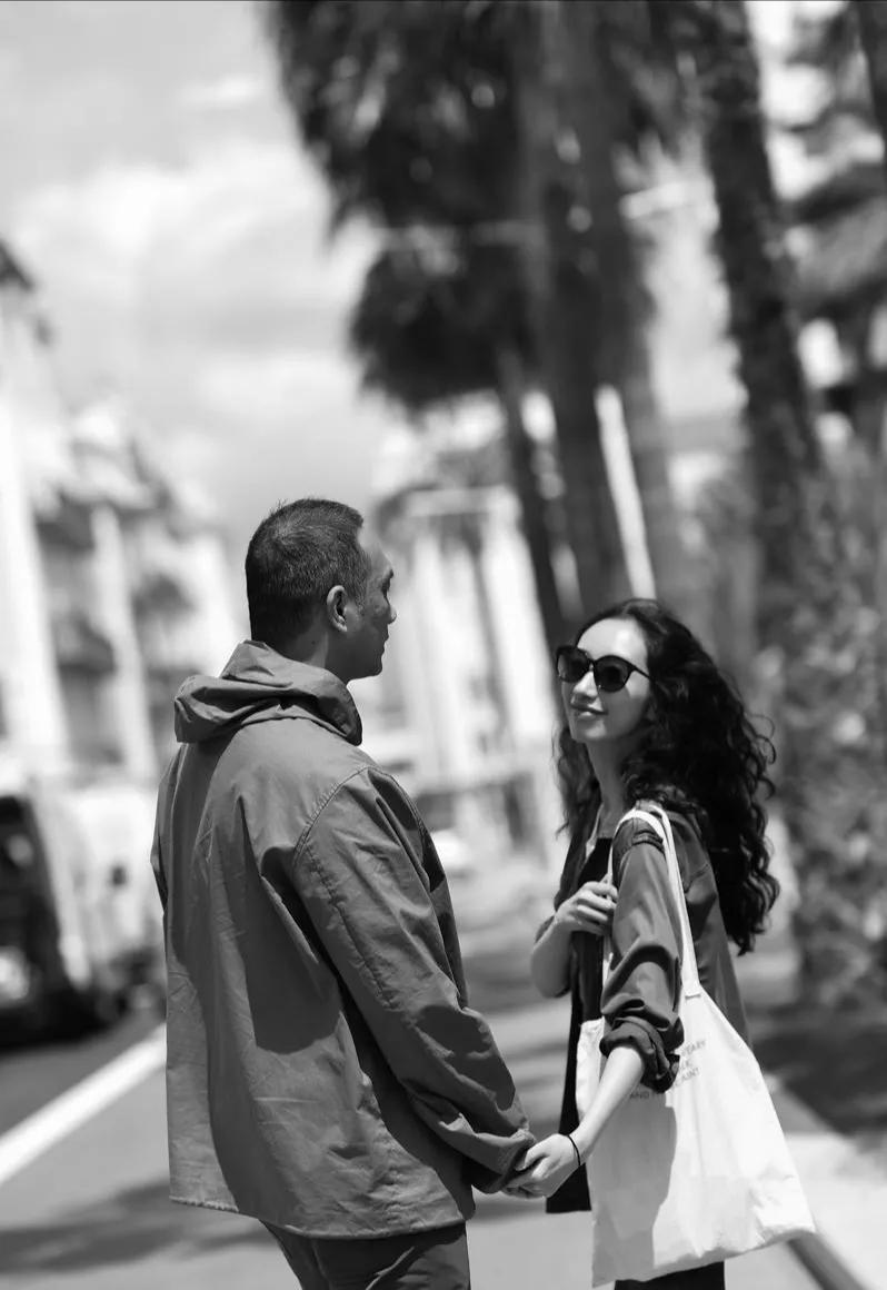 黄觉和妻子麦子的合照，真是天造地设的一对！俩人穿情侣装好般配，时尚感满满！
黄觉