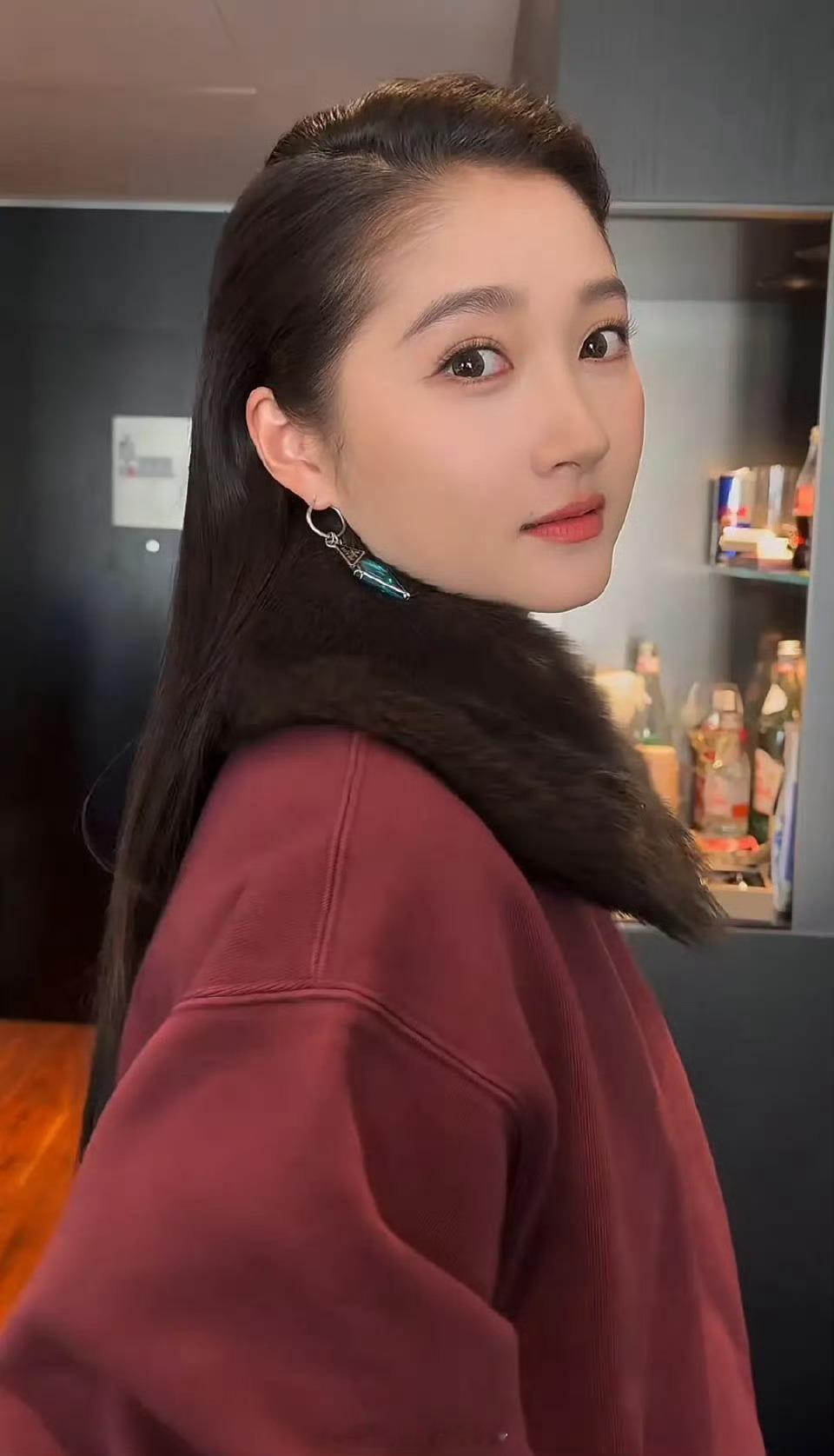 omg关晓彤这造型，prada给这么老气的一套是在干嘛 ​​​