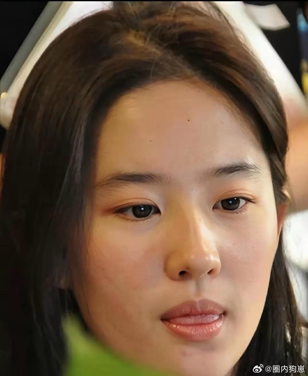 刘亦菲脸上的痣都长在了审美点上，灵动又有辨识度，美得独一无二，自带仙气～ 