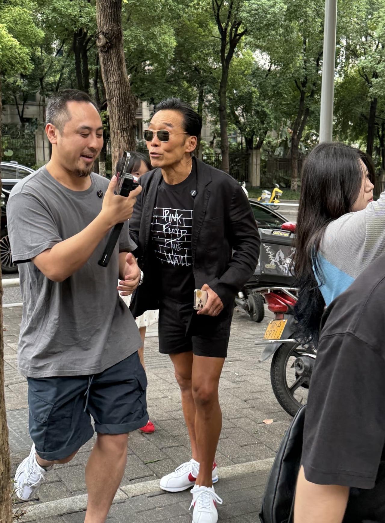 9月13日，有位网友在重庆偶遇郑浩南，他现身一家餐馆的画面。

60岁的郑浩南还