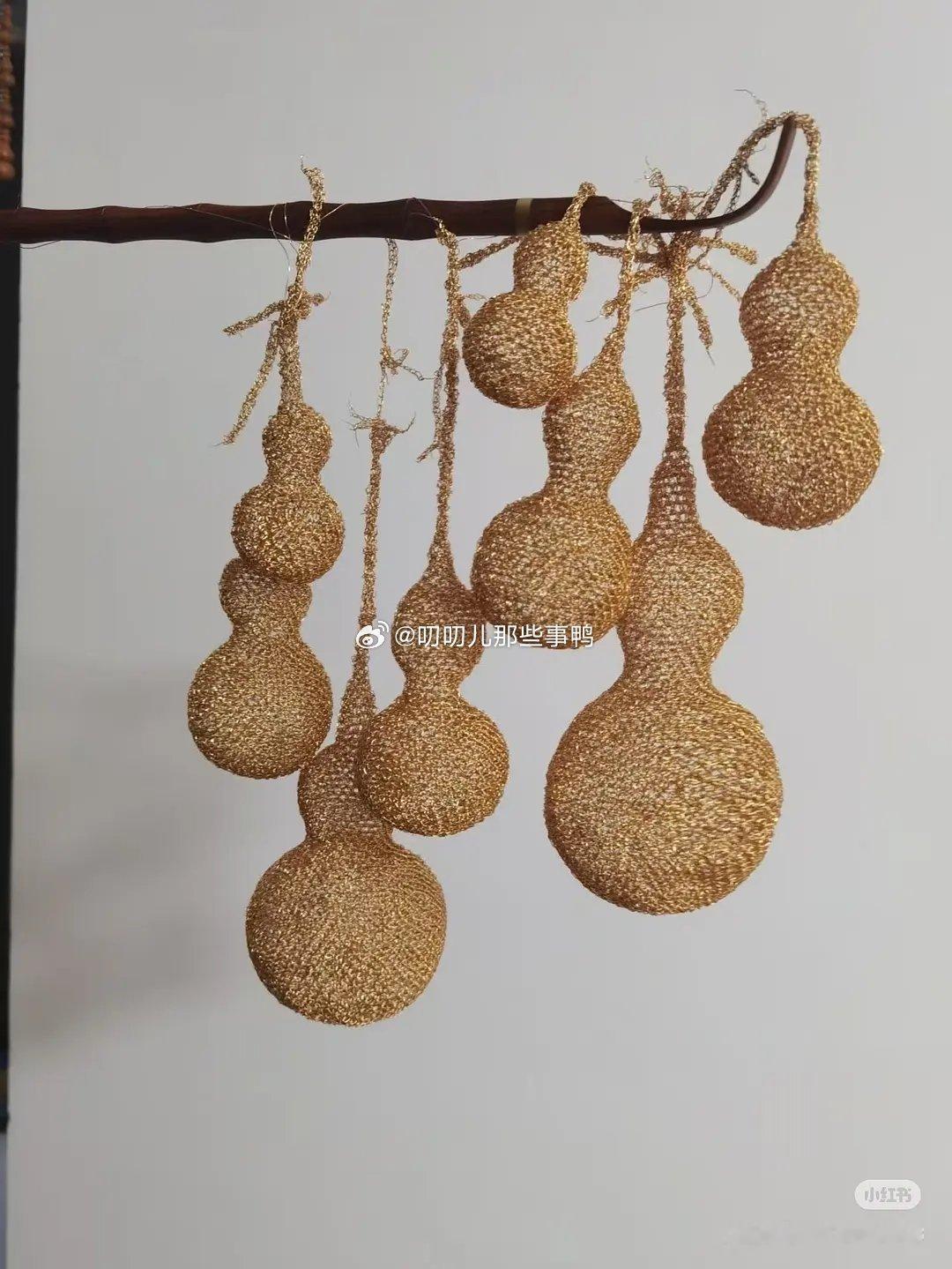 小🍠刷到→hk机场工作人员毁了黄金花丝作品，直接捏扁了，也太暴力了吧，看博主的