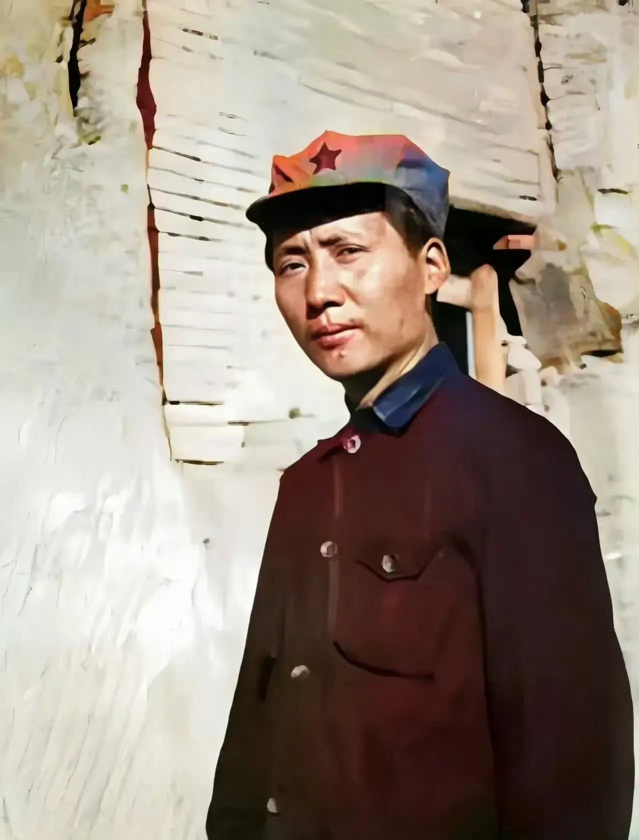 偶然翻到这张1936年在延安拍摄的老照片，心头不禁为之一震。照片中，毛主席头戴红