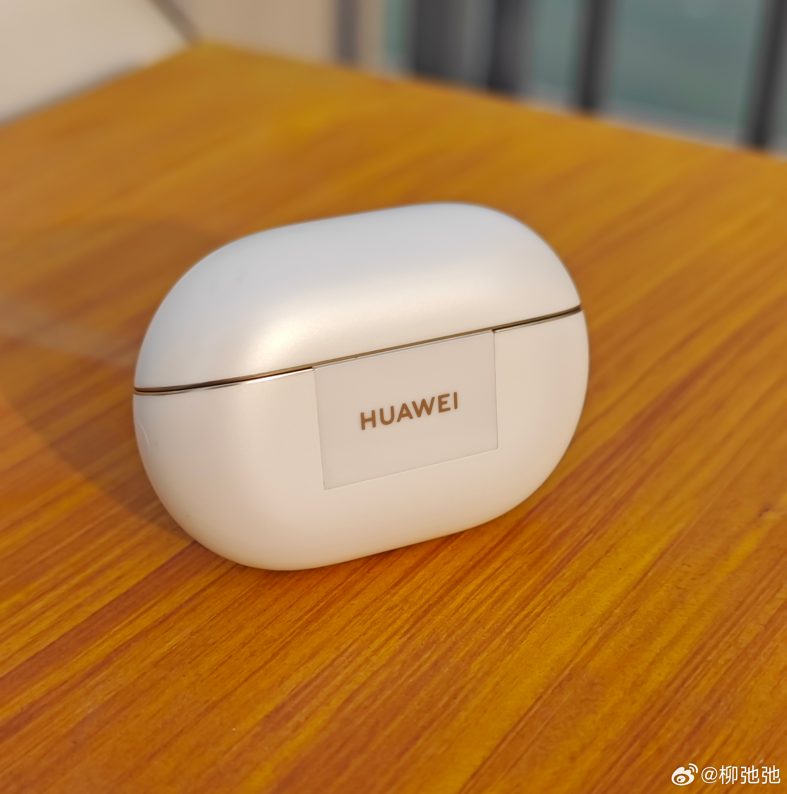 通勤路上地铁轰隆隆？咖啡厅里人声嘈杂？自从用了华为 FreeBuds Pro 4