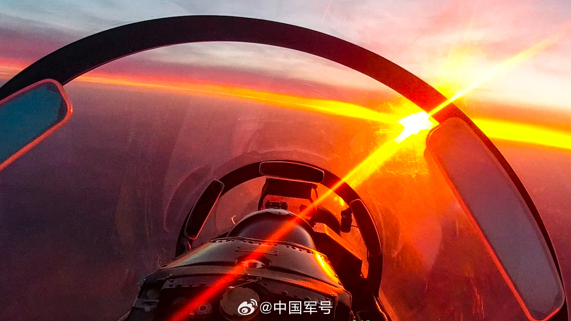 【云端穿梭！迎着夕阳巡卫祖国蓝天】近日，东部战区空军航空兵某旅开展跨昼夜飞行训练